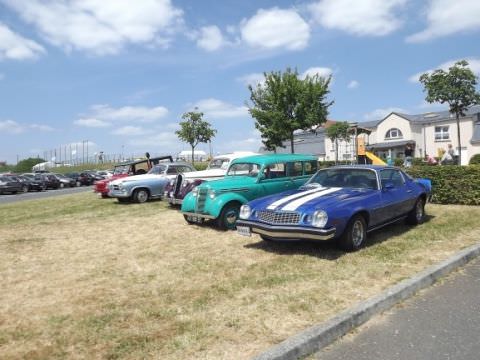 Photo expo auto en soutien a la petite Elena